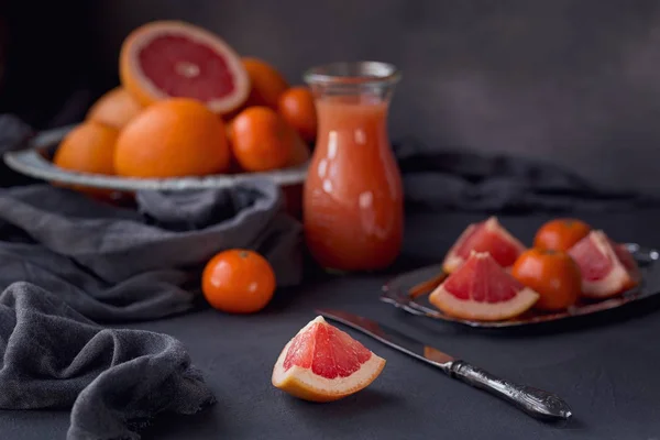 Glass of freshly squeezed grapefruit juice with fresh citrus fru — Stock Photo, Image