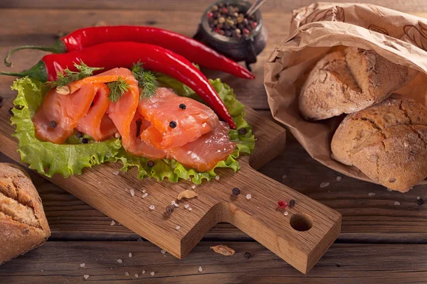 Slices of smoked salmon with dill, chili pepper, tomatoes and br — Stock Photo, Image