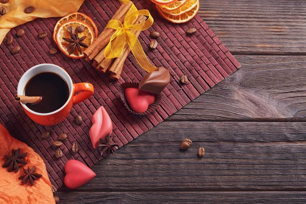 Chocolates en forma de corazón y labios, taza naranja de c negro — Foto de Stock