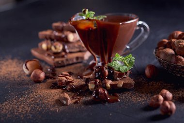 Ev yapımı fındık yayılan veya sıcak çikolata fıstıklı cam kapta