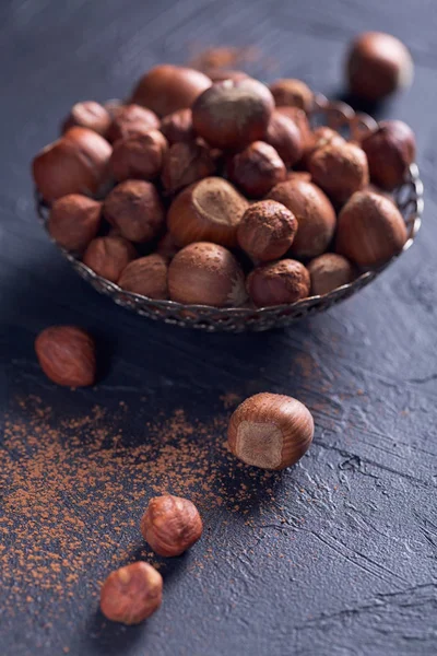 Noisette et cacao en poudre dans un fond sombre . — Photo