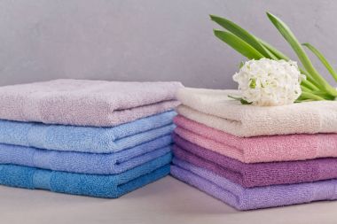 İki renkli banyo havlusu ile sümbül yığınları ışık çiçek