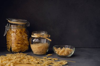 Pişmemiş makarna çeşitleri bileşimi. 