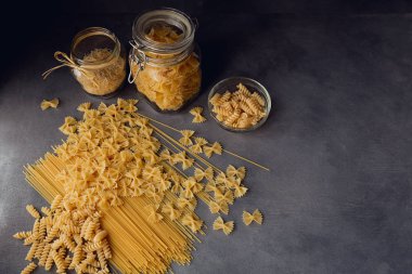 Pişmemiş makarna çeşitleri bileşimi. 