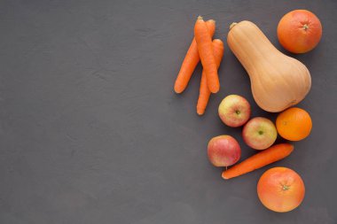 Taze havuç, elma, kabak, portakal, greyfurt karanlık tablo. 