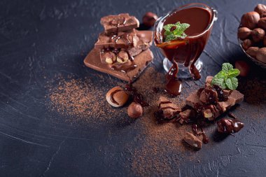 Ev yapımı fındık yayılan veya sıcak çikolata fıstıklı cam kapta