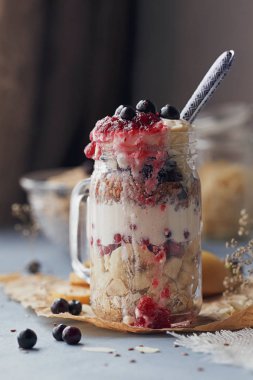 Katmanlı tatlı müsli, yoğurt, muz, keten tohumu, dilimlenmiş