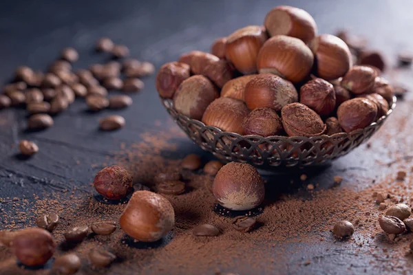 Avellana, granos de café y cacao en polvo en fondo oscuro . — Foto de Stock