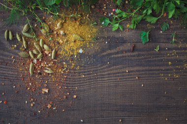 Ahşap arka plan üzerinde taze otlar ve baharatlar karışım karışımı. 