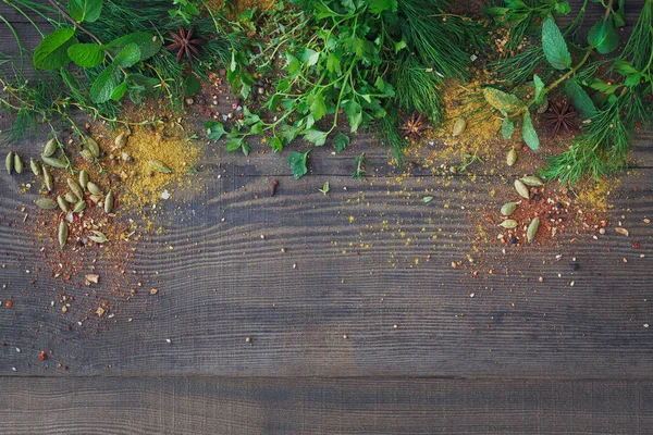 Мікс зі свіжих трав і спецій на дерев'яному фоні . — стокове фото