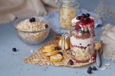 Katmanlı tatlı müsli, yoğurt, muz, keten tohumu, dilimlenmiş