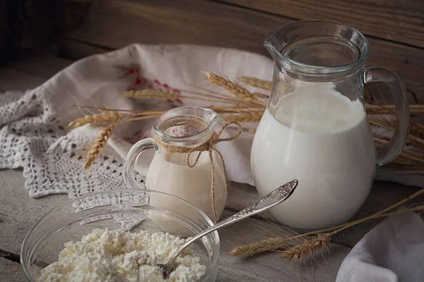 Свежие молочные продукты (молоко, творог, сметана) и пшеница — стоковое фото