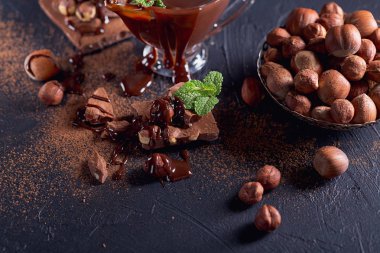 Ev yapımı fındık yayılan veya sıcak çikolata fıstıklı cam kapta