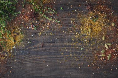 Taze kekik otlar ve baharatlar karışım ahşap backgro üzerinde karışımı