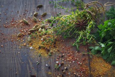 Ahşap arka plan üzerinde taze otlar ve baharatlar karışım karışımı. 