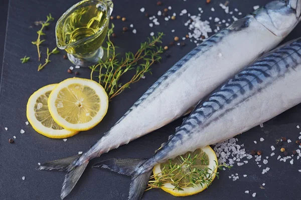 新鮮な生の魚サバと暗い ba に料理の食材 — ストック写真