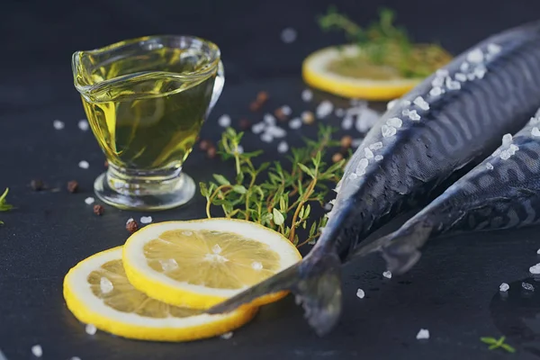 Macrou proaspăt de pește crud și ingrediente pentru gătit pe un ba întunecat — Fotografie, imagine de stoc