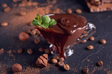 Ev yapımı fındık yayılan veya sıcak çikolata fıstıklı cam kapta