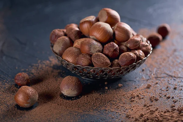 Nocciola e cacao in polvere in fondo scuro . — Foto Stock