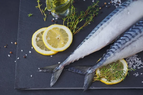 新鮮な生の魚サバと暗い ba に料理の食材 — ストック写真
