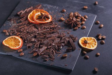 Koyu çikolata doğrama, siyah kahve çekirdekleri, kurutulmuş limon kavrulmuş