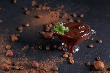 Ev yapımı fındık yayılan veya sıcak çikolata fıstıklı cam kapta