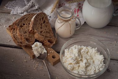 Taze süt ve süt ürünleri. Süt, süzme peynir, ekşi krema, multigra