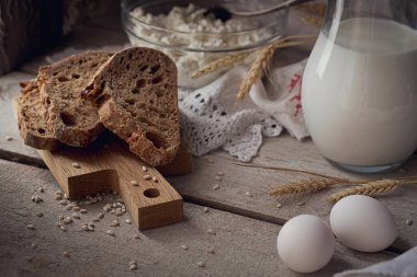 Taze süt ve süt ürünleri. Süt, süzme peynir, ekşi krema, multigra
