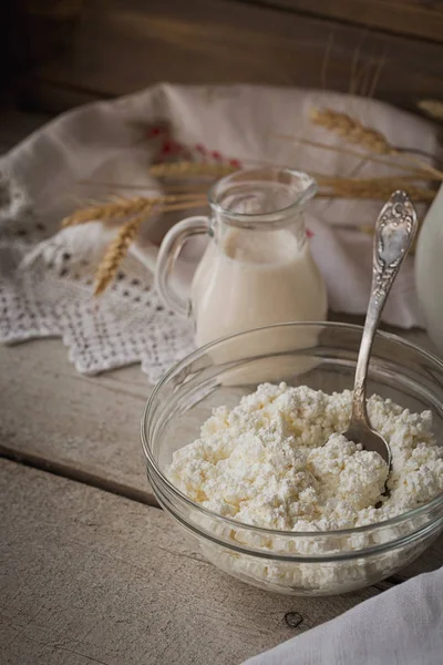Свежие молочные продукты. Молоко, творог, сметана и пшеница — стоковое фото