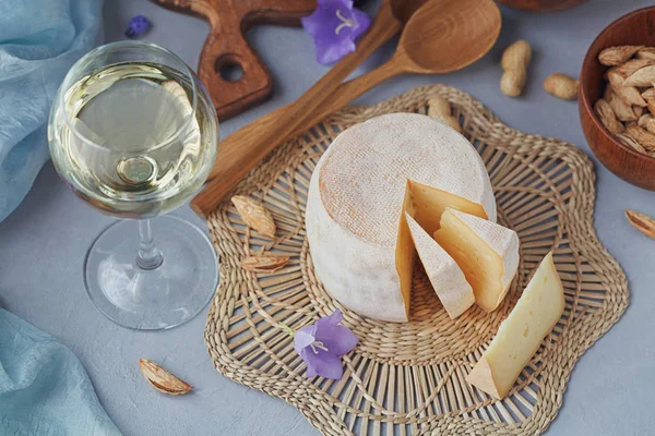 Une tête de fromage bio frais servi avec du pain, des noix, du wi blanc — Photo