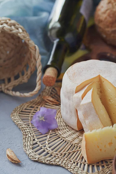 Una cabeza de queso orgánico fresco servido con pan, nueces, wi blanco —  Fotos de Stock