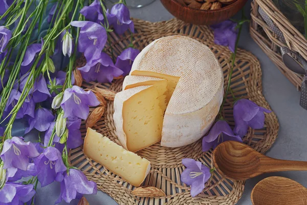 Hlavu z čerstvých organických sýr podávaný s chlebem, ořechy, bílé wi — Stock fotografie