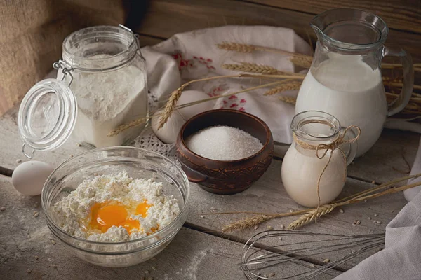 Taze süt ve süt ürünleri. Süt, süzme peynir, ekşi krema, taze Örneğin — Stok fotoğraf