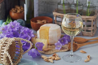 Taze organik peynir başkanı sunulan ekmek, fındık, beyaz kablosuz ile