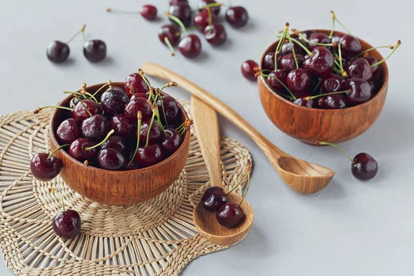 Fresh sweet cherries in wooden bowl — Stock Photo, Image