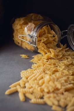 Pişmemiş makarna çeşitleri bileşimi. 