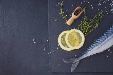 Taze çiğ balık uskumru ve malzemeler üzerinde karanlık ba yemek pişirmek için