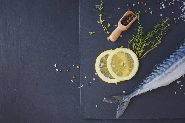 Taze çiğ balık uskumru ve malzemeler üzerinde karanlık ba yemek pişirmek için
