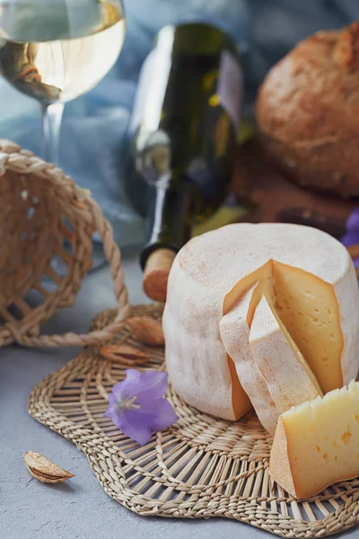 Una cabeza de queso orgánico fresco servido con pan, nueces, wi blanco —  Fotos de Stock