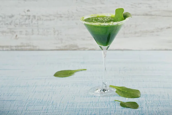 Зеленый шпинат и огуречный коктейль на светло-голубой деревянной бэкгро — стоковое фото