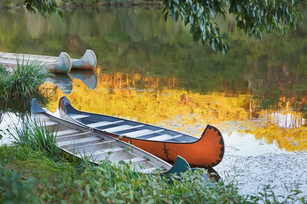 Kayaks coloridos en el río. — Foto de Stock