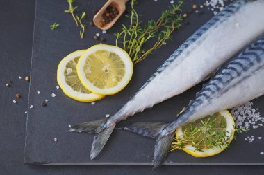 Taze çiğ balık uskumru ve malzemeler üzerinde karanlık ba yemek pişirmek için