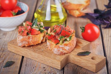 Bruschetta doğranmış domates, fesleğen ve otlar üzerinde ızgara cru ile