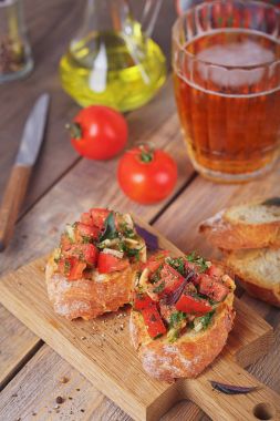Bruschetta doğranmış domates, fesleğen ve otlar üzerinde ızgara cru ile