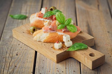 Bruschetta füme somon, krem peynir, zeytin ve roka