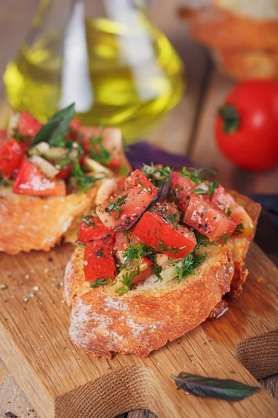 Bruschetta com tomates picados, manjericão e ervas em cru grelhado — Fotografia de Stock