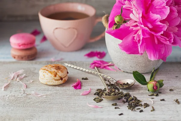 Natürmort pembe Şakayık çiçekleri ve bir fincan bitkisel ya da yeşil ile — Stok fotoğraf