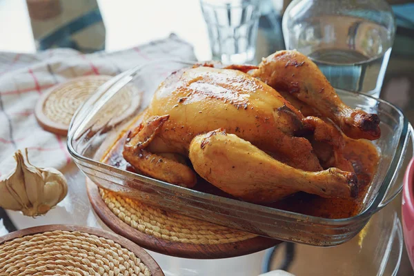 Verse hele gebraden kip met knoflook in de vorm van het glas voor het bakken — Stockfoto