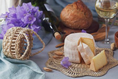 Taze organik peynir başkanı sunulan ekmek, fındık, beyaz kablosuz ile