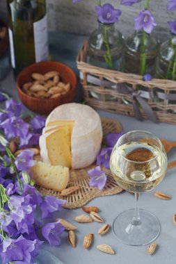 Taze organik peynir başkanı sunulan ekmek, fındık, beyaz kablosuz ile